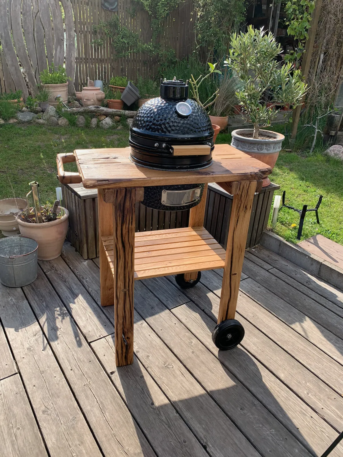 Rollwagen für den Kamado-Grill